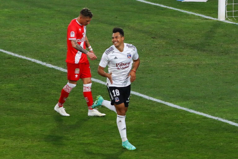 Colo Colo obtuvo valioso triunfo frente a Curicó y lidera momentáneamente el torneo