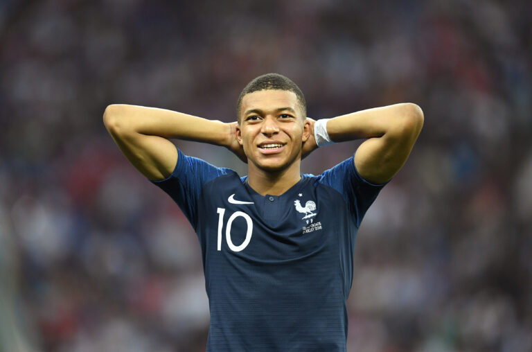 PSG pide 220 millones de euros por el traspaso de Mbappé