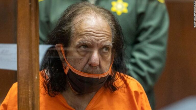 Ron Jeremy, ícono del cine porno, es acusado de más de 30 cargos de agresión sexual