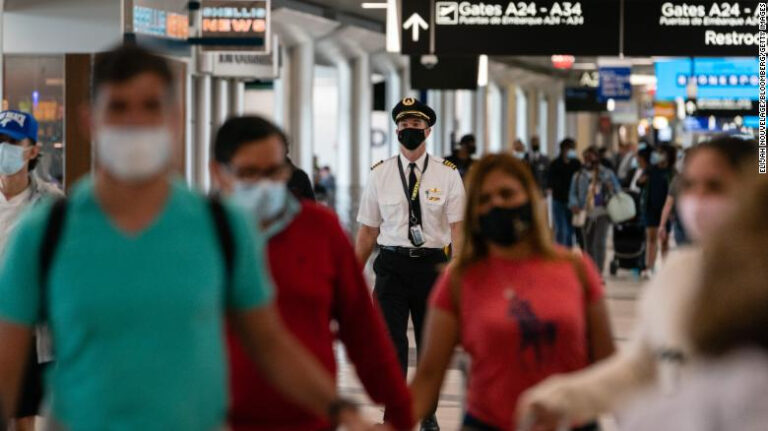Estados Unidos extenderá el uso de mascarillas en el transporte hasta enero