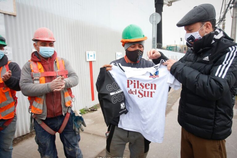 Colo-Colo regaló camisetas y entradas a obreros de la construcción tras imagen viral