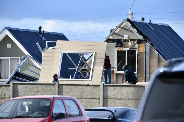 Fuerte temporal de viento en Punta Arenas provocó voladuras de techo y cortes de luz