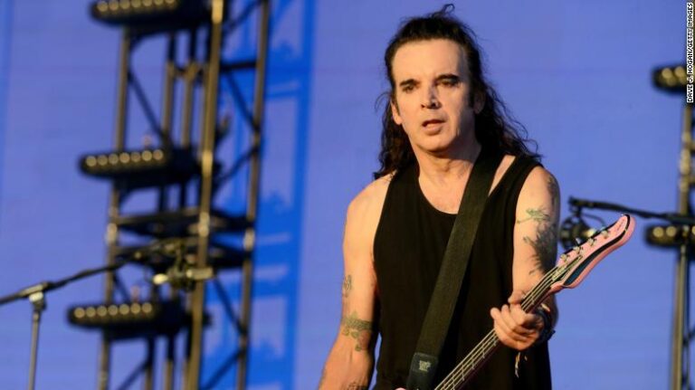 Simon Gallup de The Cure está 