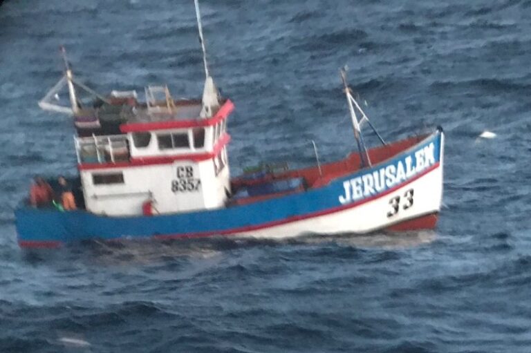Encuentran con vida a los cuatro pescadores de la nave desaparecida en Lebu