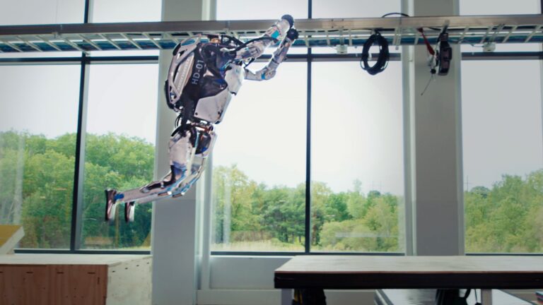 Robots haciendo parkour: Nuevo registro de Boston Dynamics muestra a humanoides superar obstáculos