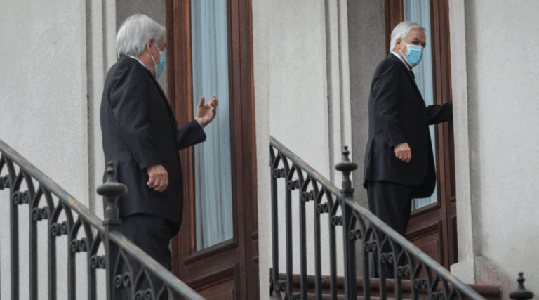 Presidente Piñera protagonizó curioso momento: Se quedó afuera de su oficina en La Moneda