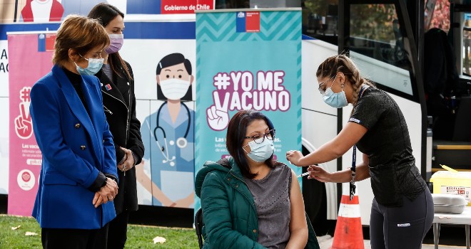 Despliegan vacunatorios móviles en la RM: Hoy corresponde dosis de refuerzo a personas de 79 a 81 años