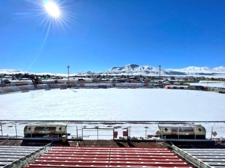 Espectáculo en El Salvador: Estadio El Cobre amaneció completamente nevado