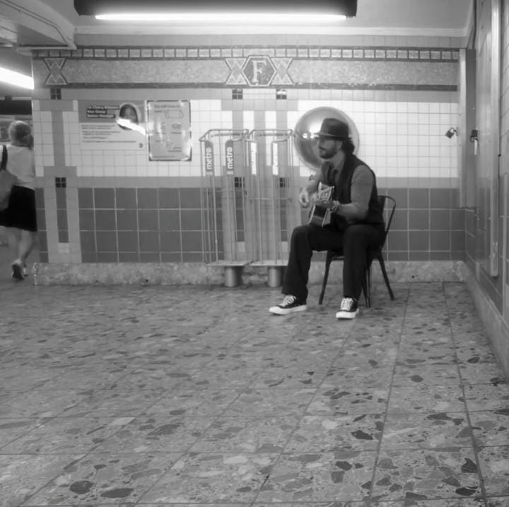 Ricardo Arjona: Mentiría diciendo que me fue bien cantando en el metro de New York