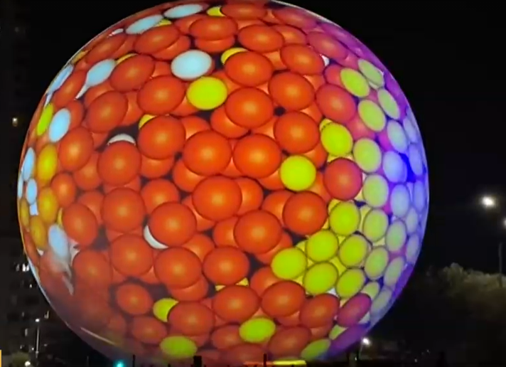 Inauguran bola de cristal gigante en el Parque de la Familia