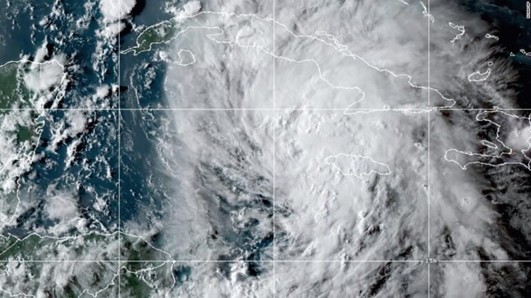 Huracán Ida toca tierra cubana y México evacúa más de 80 plataformas petroleras por emergencia