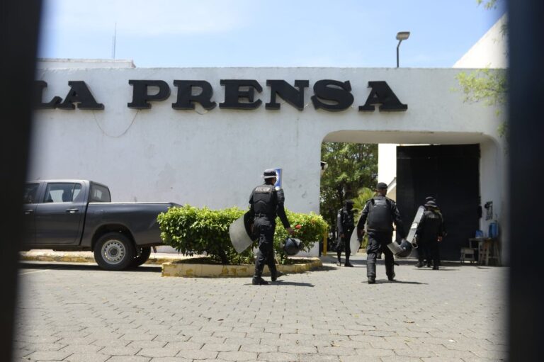 Policía de Nicaragua allanó oficinas del diario La Prensa y retiene incomunicados a periodistas