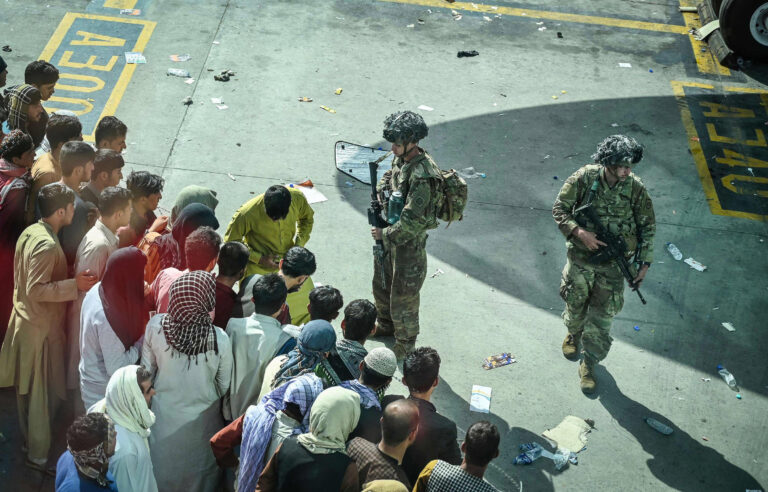 Aeropuerto de Kabul: Departamento de Defensa dice que militares de EE.UU. mataron a dos individuos armados