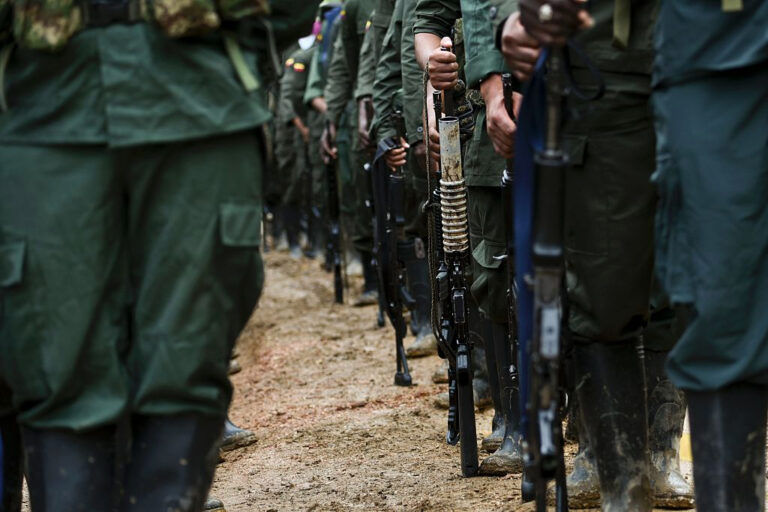 Gobernador escapó de Colombia tras ser notificado de supuesto plan de asesinato de un grupo paramilitar