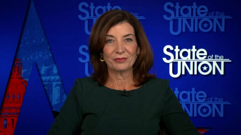 Kathy Hochul se convierte en la primera gobernadora de Nueva York tras la renuncia de Andrew Cuomo