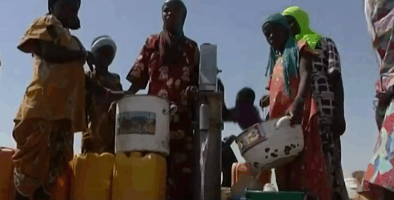 Funciona hasta en el desierto: Ingeniero español creó una máquina que extrae agua potable del aire