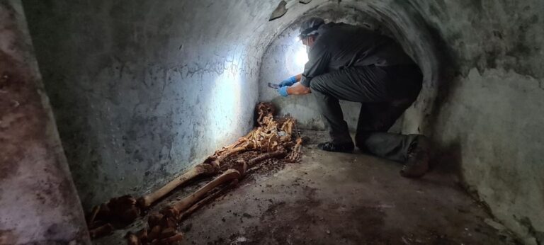 Descubren los restos momificados de un sacerdote romano en Pompeya