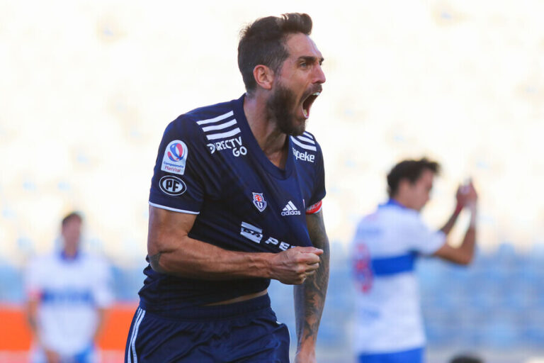 Clásico Universitario se tiñe de azul gracias a doblete de Larrivey