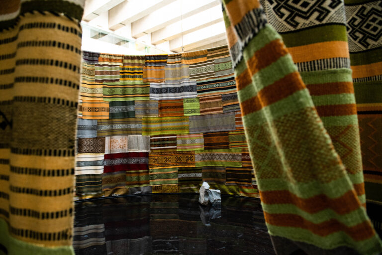 Centro Cultural La Moneda inicia exposición con cerca de mil tejidos mapuche