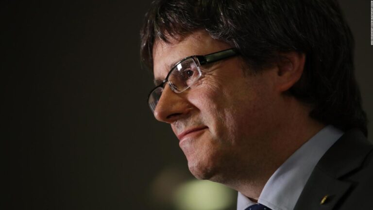 Carles Puigdemont, ex presidente independentista catalán, fue detenido en Italia con una orden de arresto española