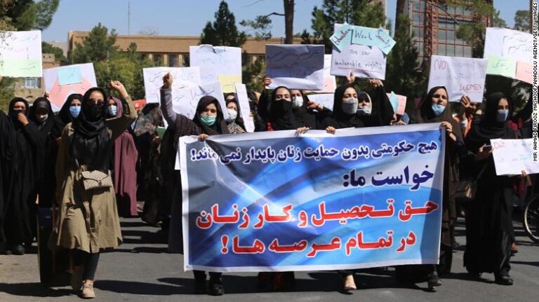 Kabul: Decenas de mujeres afganas protestan por sus derechos constitucionales