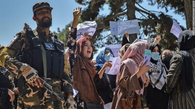 Talibanes golpean con palos y látigos a mujeres y periodistas en una protesta en Kabul