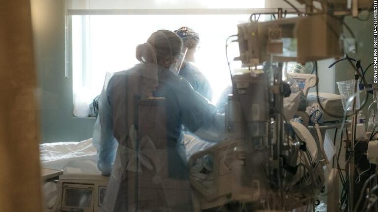 Hospitales en EE.UU. rechazan pacientes por falta de camas ante nueva alza de contagios: Son principalmente no vacunados