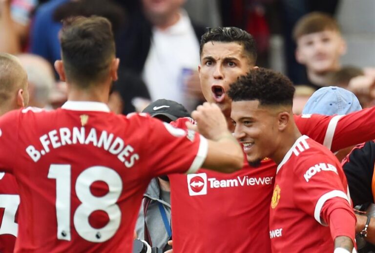 Cristiano Ronaldo celebra su regreso al Manchester United con un doblete y el liderato de la Premier League