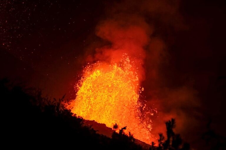 Lava del volcán Cumbre Vieja de La Palma ya llegó al mar