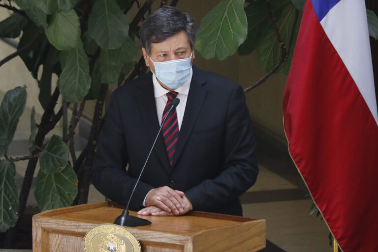 Castro propone que utilidades de carreteras, bancos y minería vayan a fondo para mejorar las pensiones