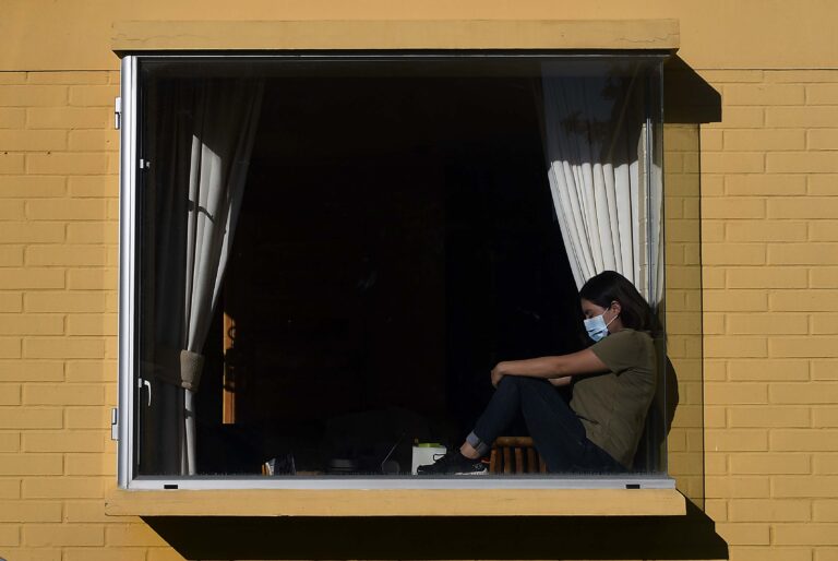 Estudio UC-ACHS: Problemas de salud mental disminuyeron 9,2% entre abril y agosto de 2021