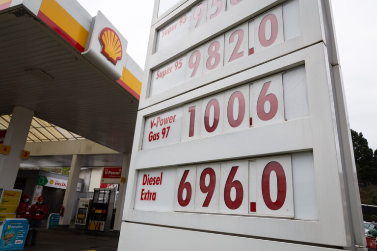 Hasta $6 por litro: ENAP anuncia una nueva alza en los precios de los combustibles para este jueves