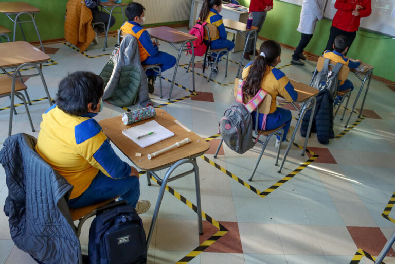 Clases presenciales: Mineduc elimina límite de aforo en niveles con más del 80% de su vacunación completa