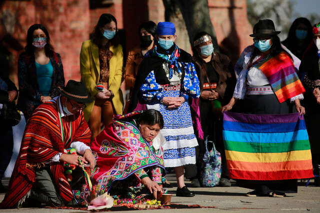 Rinden homenaje a Elisa Loncón y a la machi Francisca Linconao en el Día de la Mujer Indígena