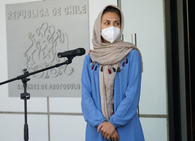 Refugiada afgana llegó al país: Es hermana de estudiante de la U. de Chile y viajó gracias a colaboración con Argentina