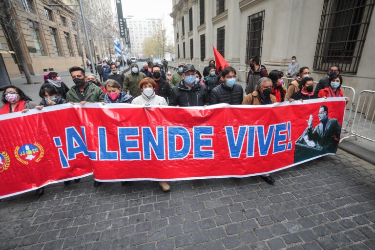 PC y Comunes homenajearon a Allende a 48 años del golpe de Estado: Karina Oliva acusó que negaron acceso a Morandé 80