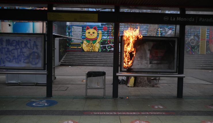 Alcaldesa Hassler será oficiada por destrucción de bienes públicos y privados tras manifestación del 11-S