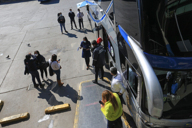 Minsal aisló a 54 pasajeros de bus en que viajó contagiado con COVID-19 desde Santiago a Curicó