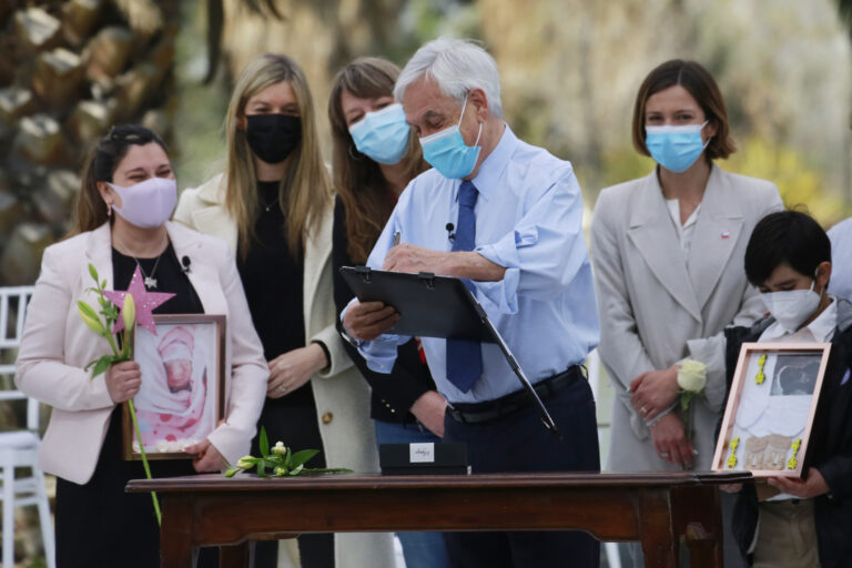 Ley Dominga: Presidente promulga normativa de apoyo para familias que pierden un hijo en gestación o al nacer