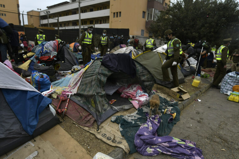 Crisis migratoria: Gobierno es denunciado ante la CIDH tras desalojo de migrantes en Iquique
