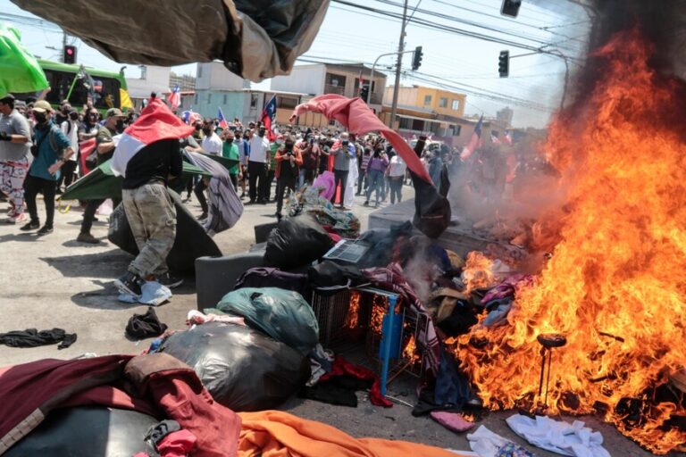 Queman carpas de inmigrantes durante marcha en Iquique