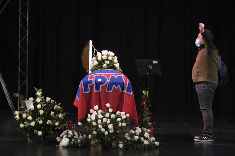 Cientos llegaron a despedir a Patricio Manns: Velorio se extenderá hasta el lunes