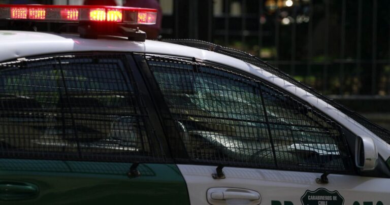 Sujetos realizaron violento portonazo en Maipú: Chocaron dos casas, el auto en que se movilizaban y el robado