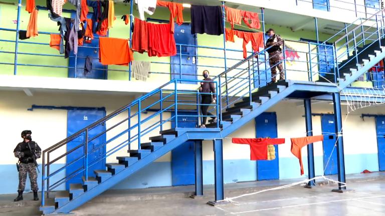 A las afueras de Guayaquil: Enfrentamientos en cárcel de Ecuador deja 24 muertos y 48 heridos