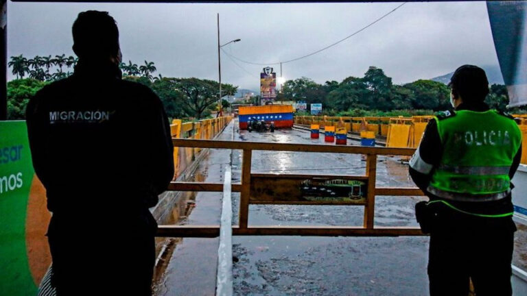Colombia reforzará seguridad en la frontera con Venezuela tras ataque contra soldados