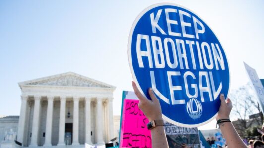 EE.UU: Gigantes de las comunicaciones cubrirán viajes de sus empleadas a estados que permitan aborto legal