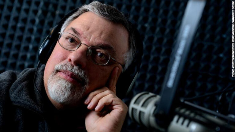 Pastor y locutor de radio conservador falleció por COVID-19 tras renunciar a la vacuna