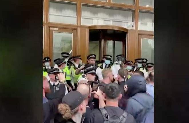 Antivacunas en Inglaterra protestaron por la inoculación de niños y adolescentes