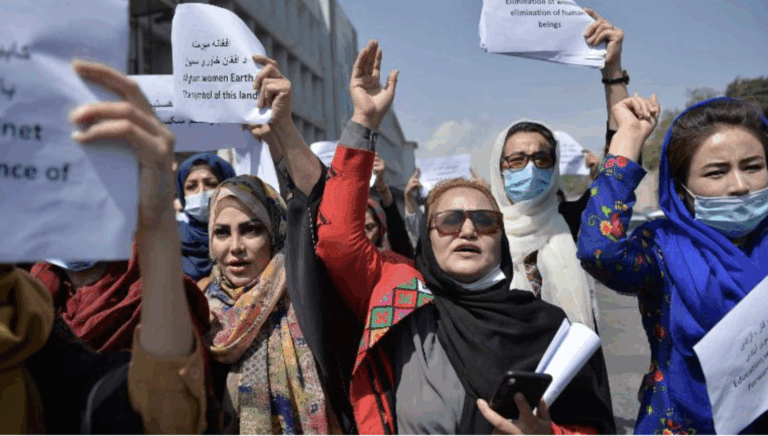 Talibanes reprimieron protesta de mujeres en Kabul con golpes, gases lacrimógenos y pistolas eléctricas