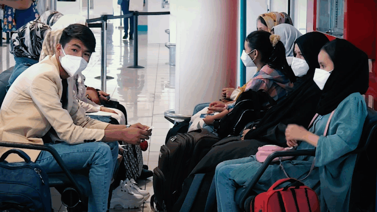 Tras larga travesía: Llegó el primer grupo de familiares de la comunidad afgana en Chile